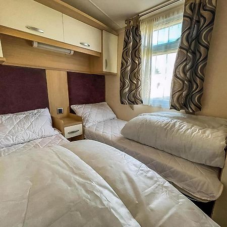 Lovely Caravan With Spacious Decking At North Denes In Suffolk, Ref 40134Nd Lowestoft Εξωτερικό φωτογραφία