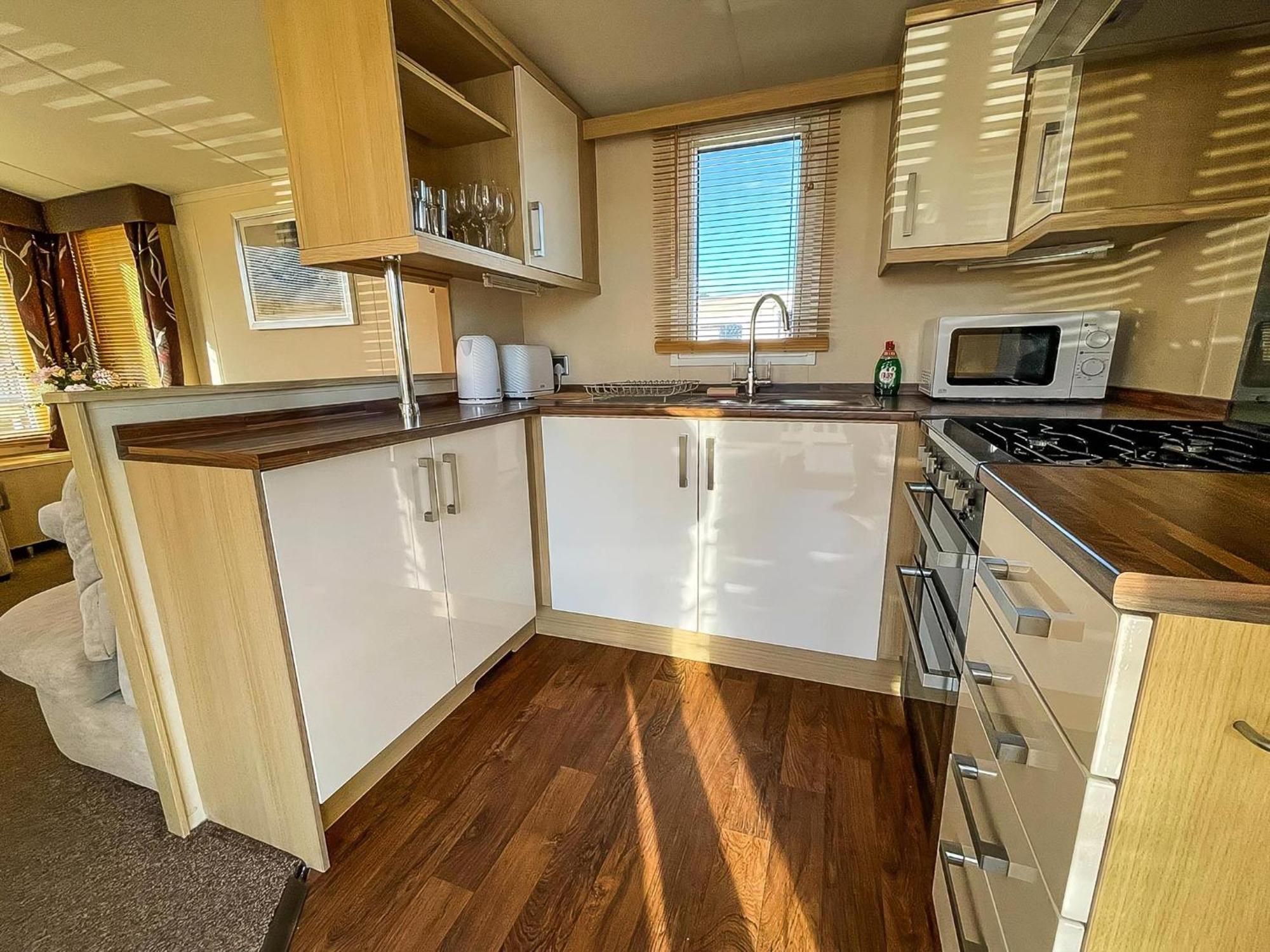 Lovely Caravan With Spacious Decking At North Denes In Suffolk, Ref 40134Nd Lowestoft Εξωτερικό φωτογραφία