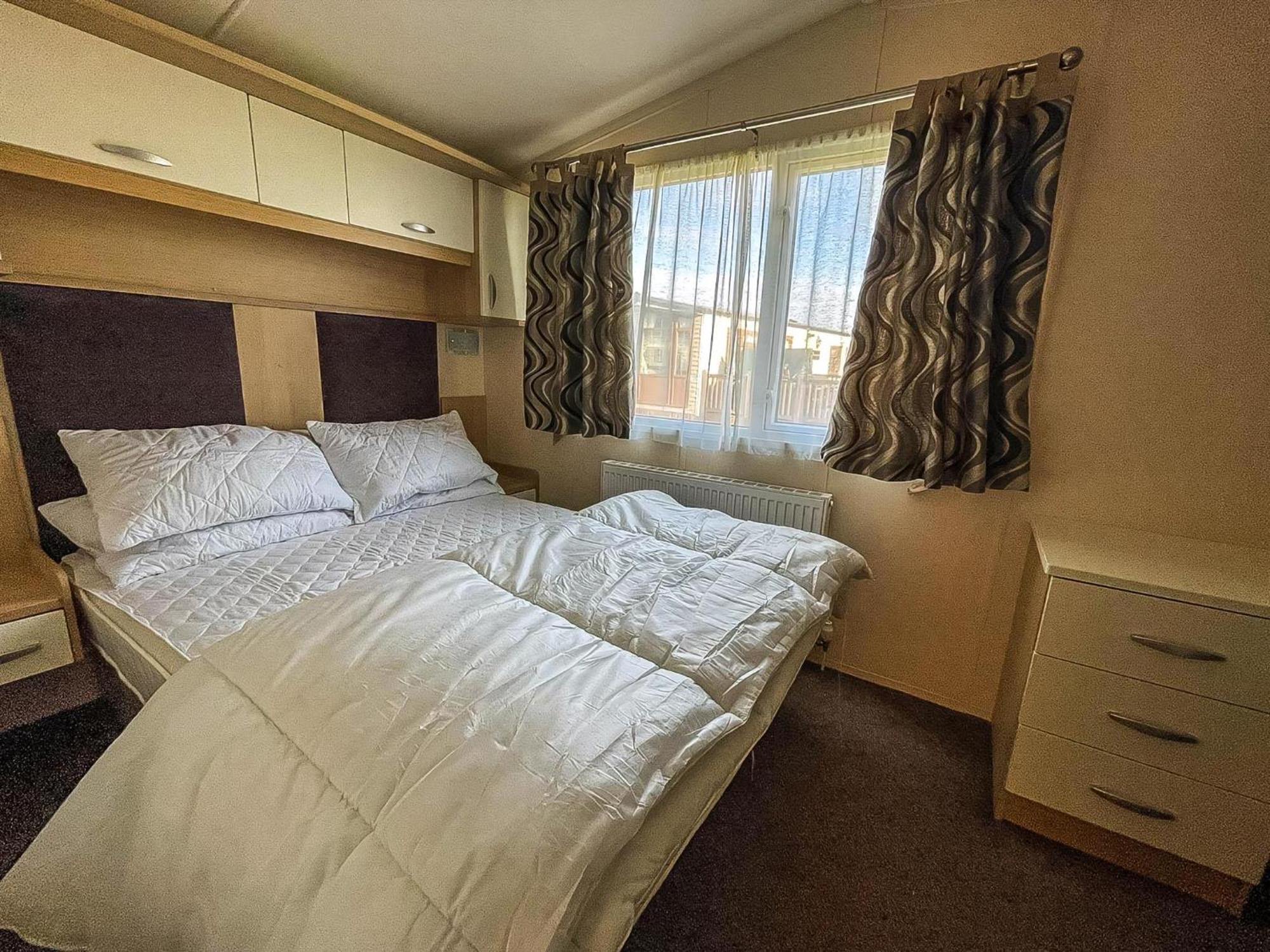 Lovely Caravan With Spacious Decking At North Denes In Suffolk, Ref 40134Nd Lowestoft Εξωτερικό φωτογραφία