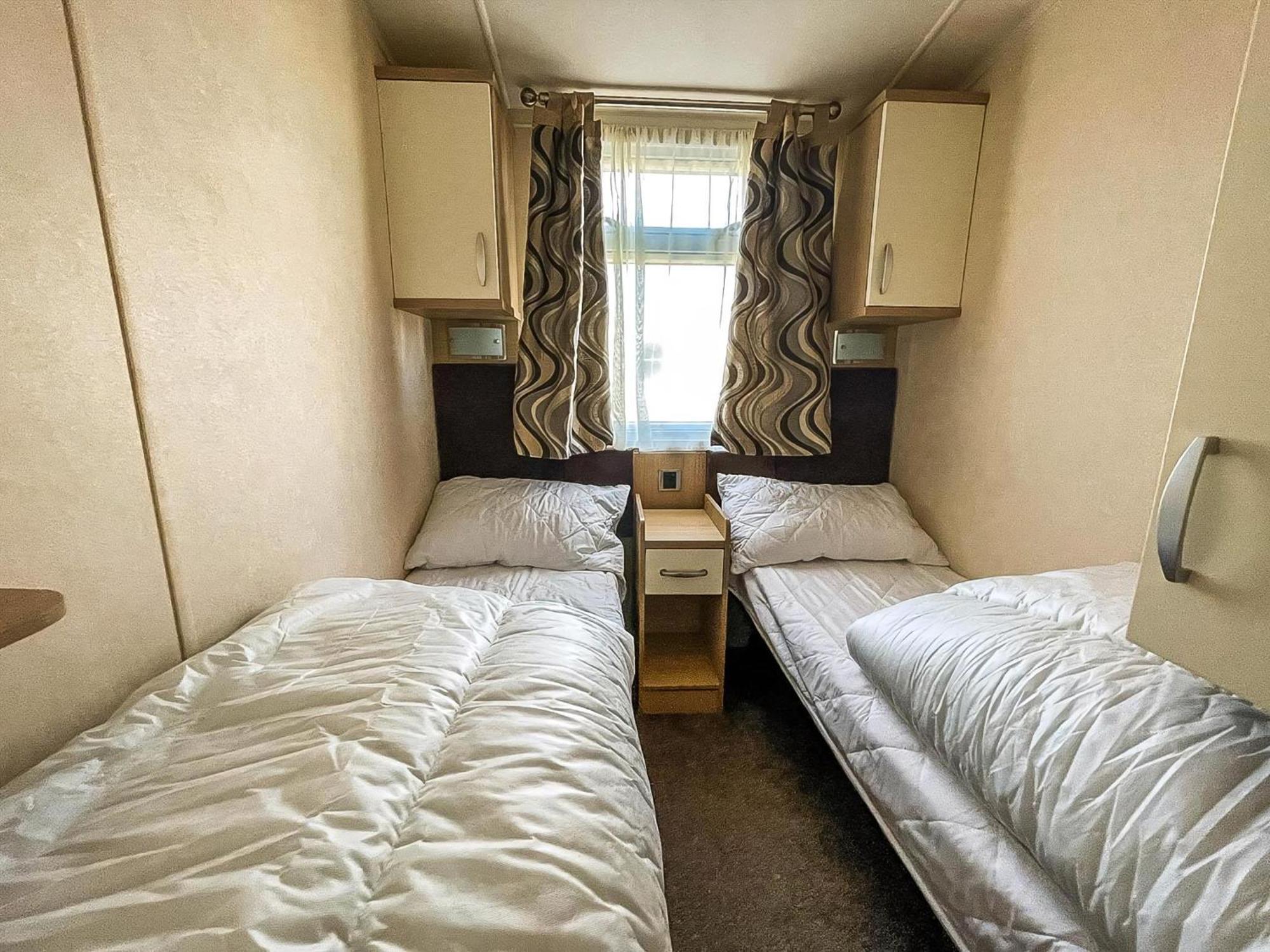 Lovely Caravan With Spacious Decking At North Denes In Suffolk, Ref 40134Nd Lowestoft Εξωτερικό φωτογραφία