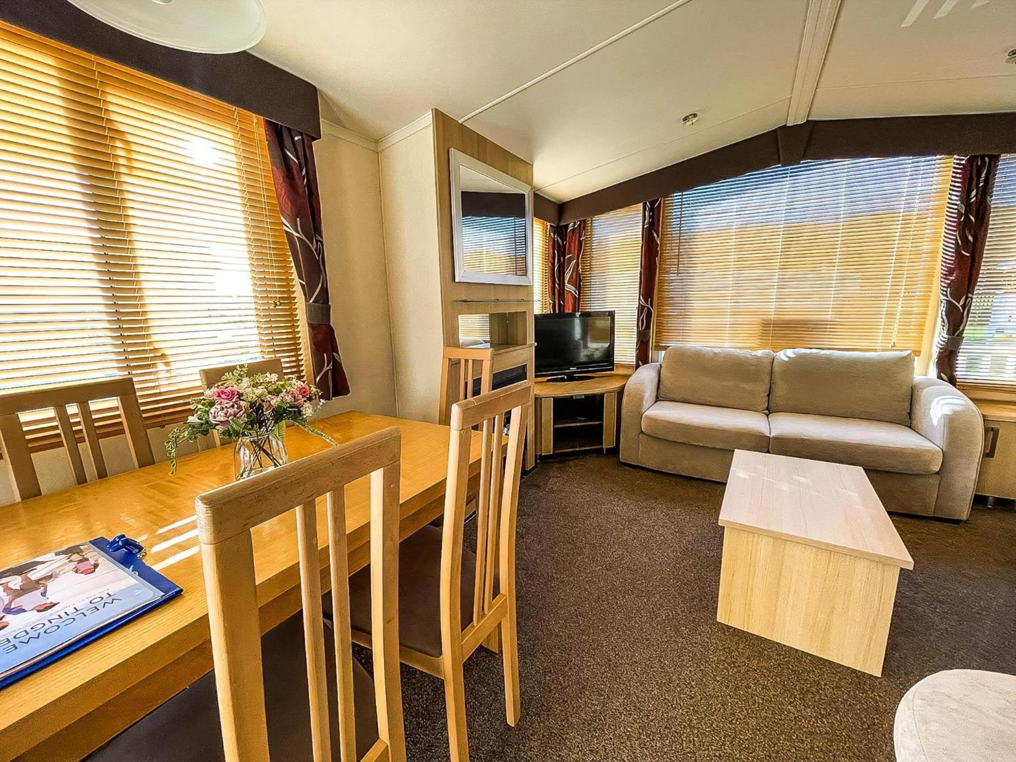 Lovely Caravan With Spacious Decking At North Denes In Suffolk, Ref 40134Nd Lowestoft Εξωτερικό φωτογραφία